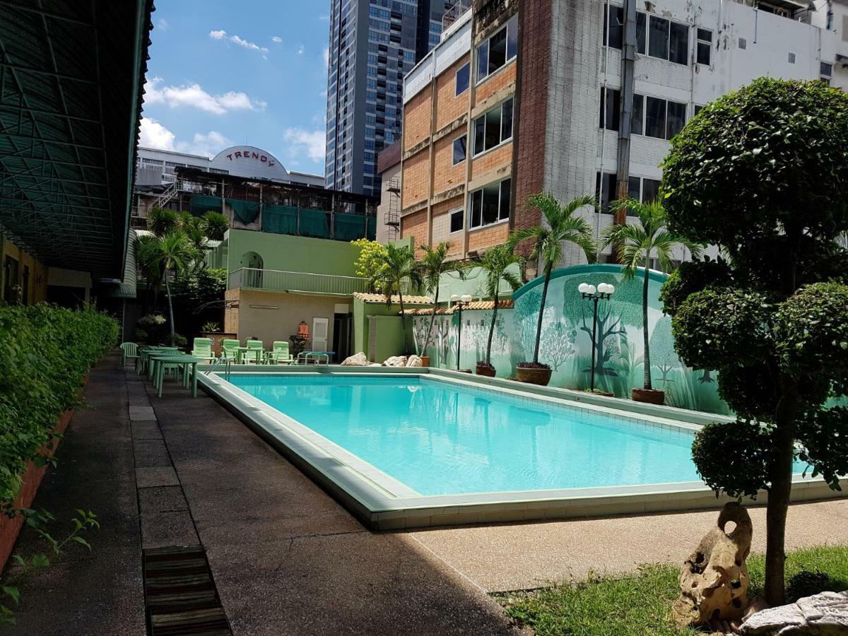 The Park Hotel Sukhumvit 7 Banguecoque Exterior foto