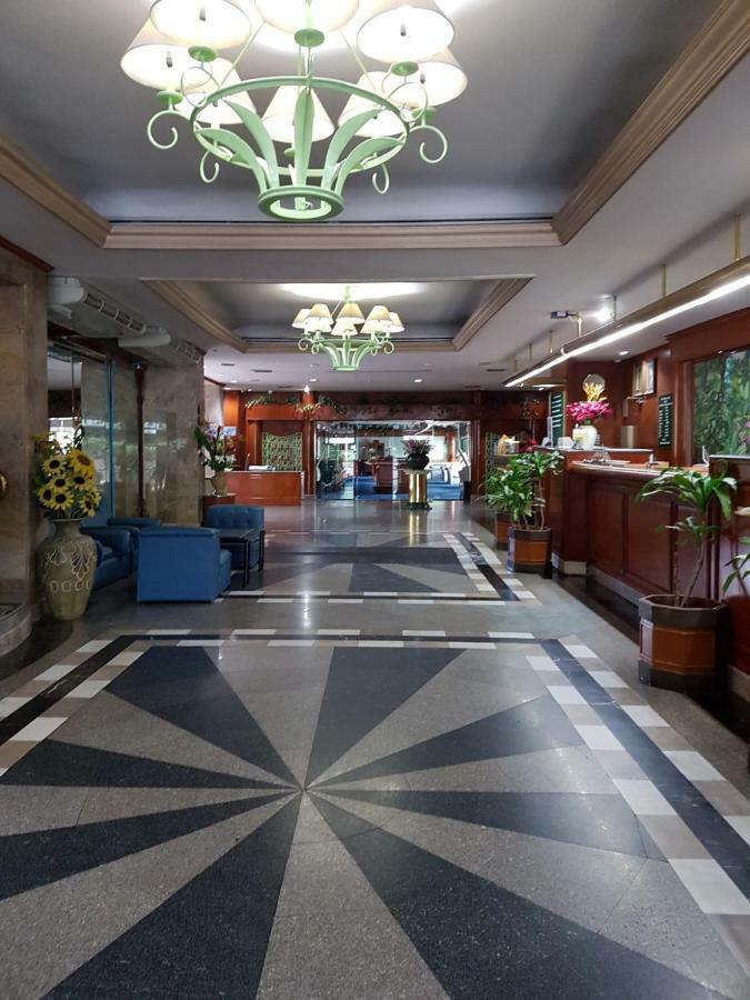The Park Hotel Sukhumvit 7 Banguecoque Exterior foto